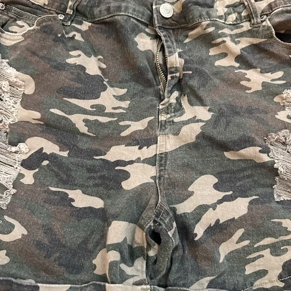 Plus Size 20 Rue21 Green Camo Jean Shorts - Picture 3 of 7